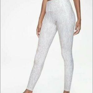Athleta salutation stash pocket leggings